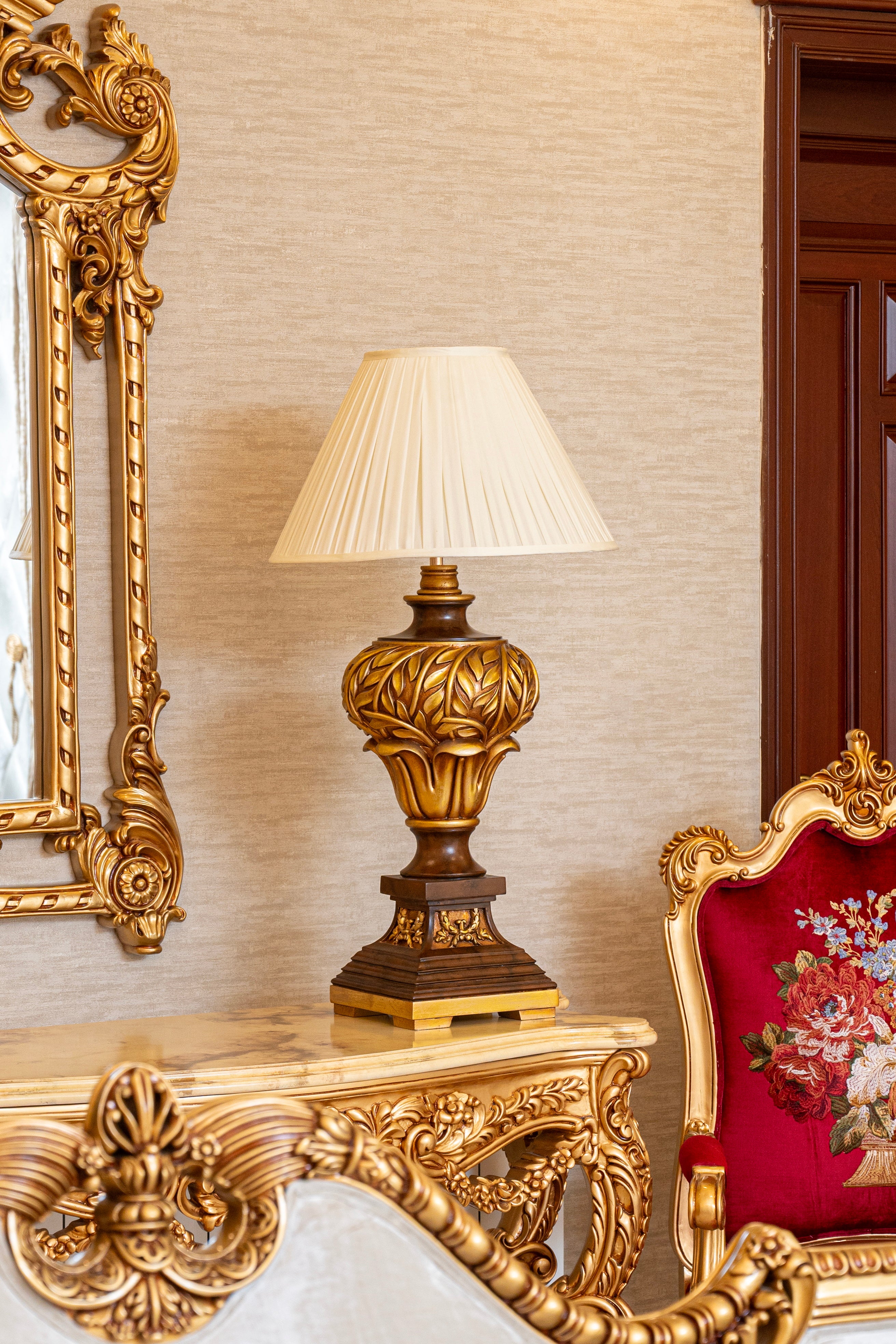 Majestic Crownleaf Traditional Table Lamp