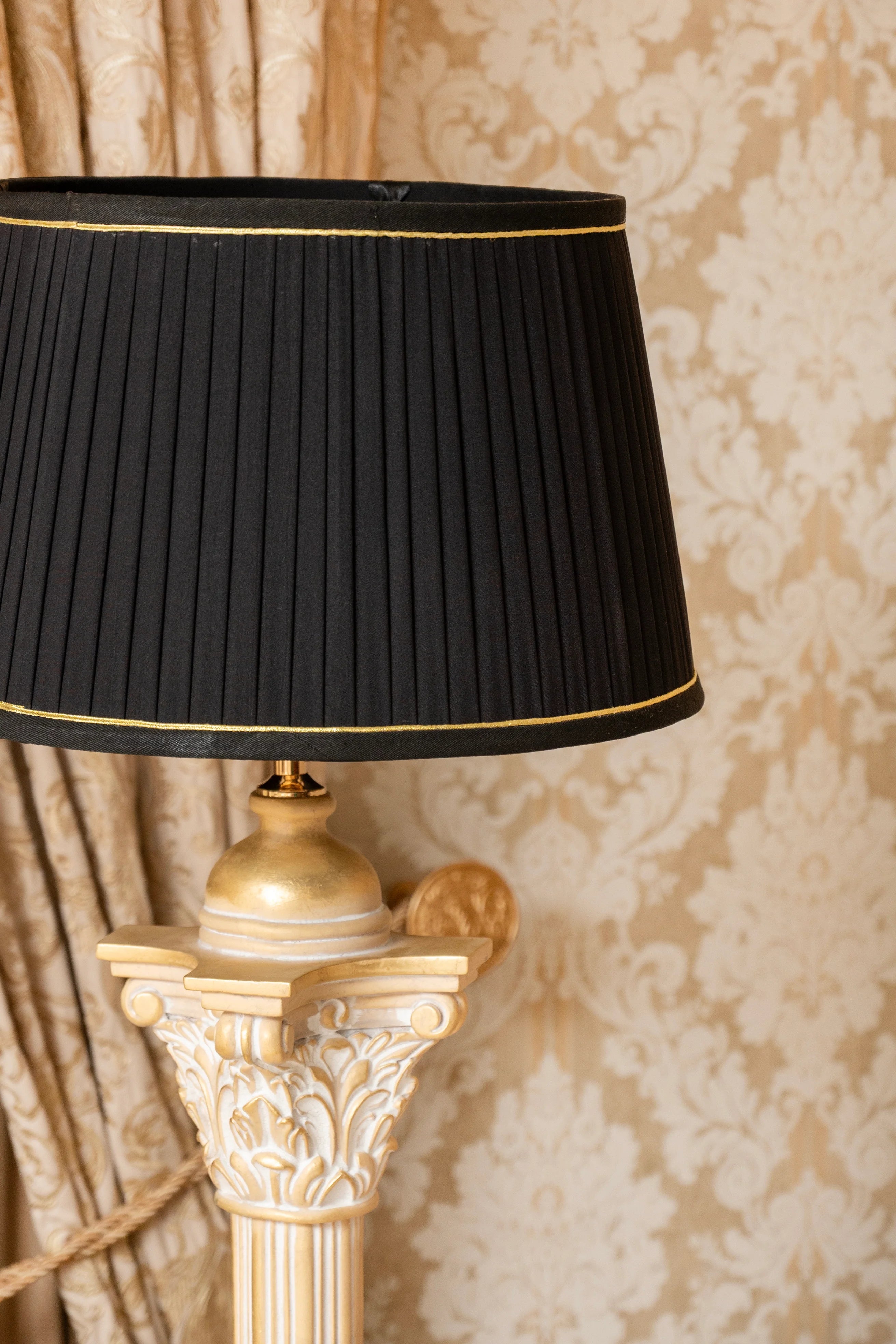 Imperial Noir | Hand-Sculptured Neoclassical Resin Table Lamp