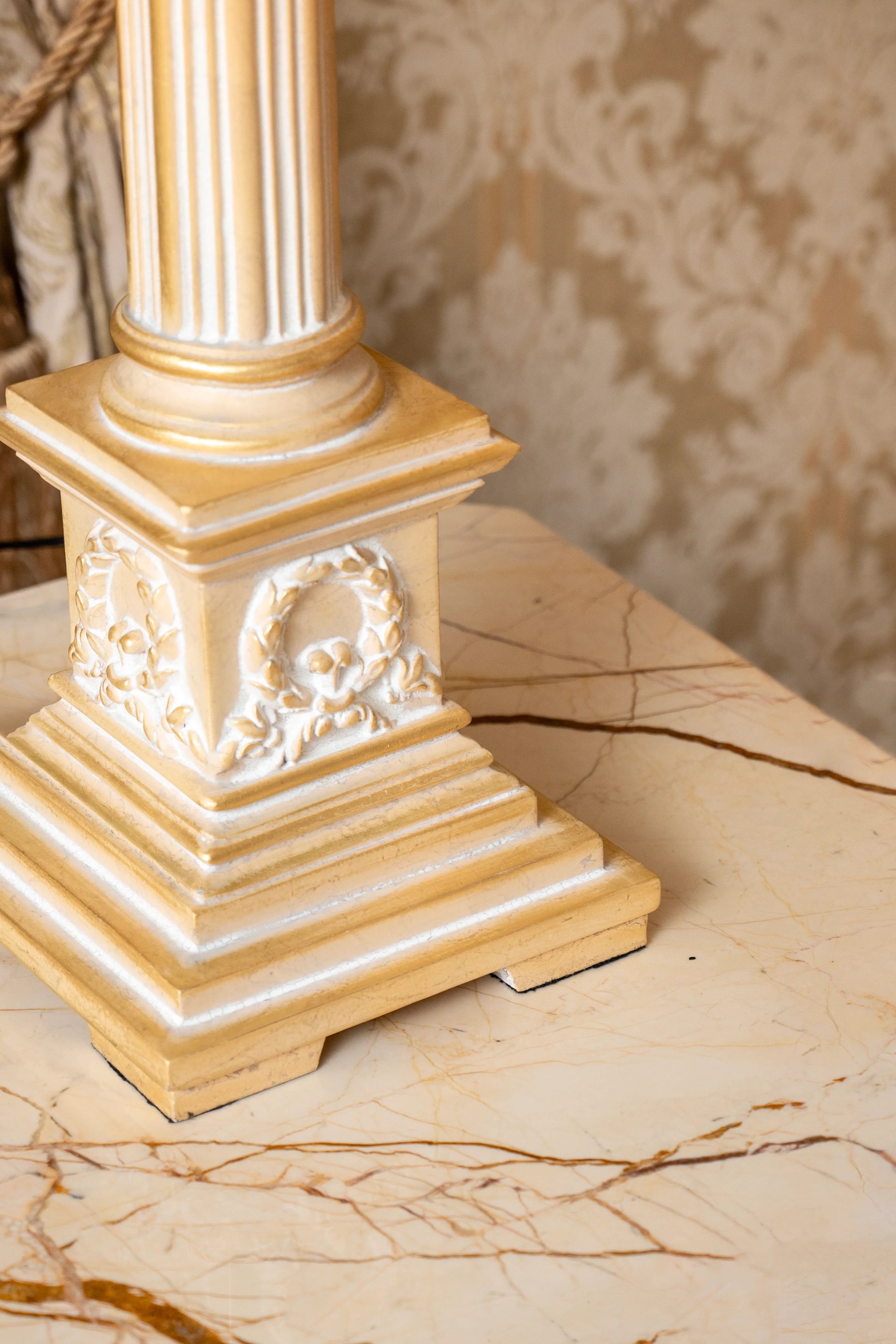 Imperial Noir | Hand-Sculptured Neoclassical Resin Table Lamp