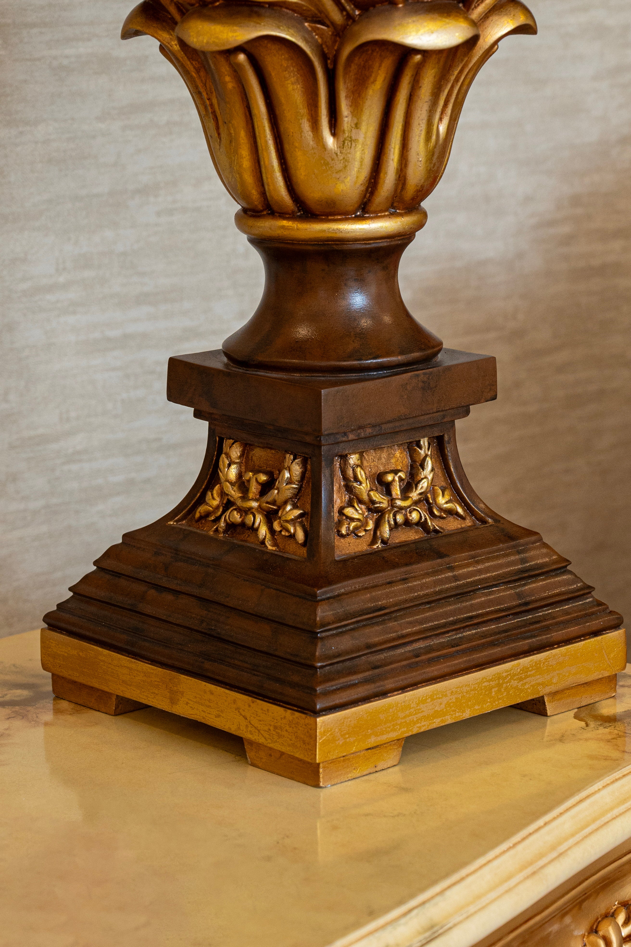 Majestic Crownleaf Traditional Table Lamp